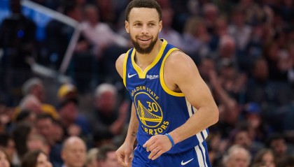 百家乐平台官网-针锋相对！库里底角晃飞防守进三分 维金斯三分造库里2犯&amp;3罚都有